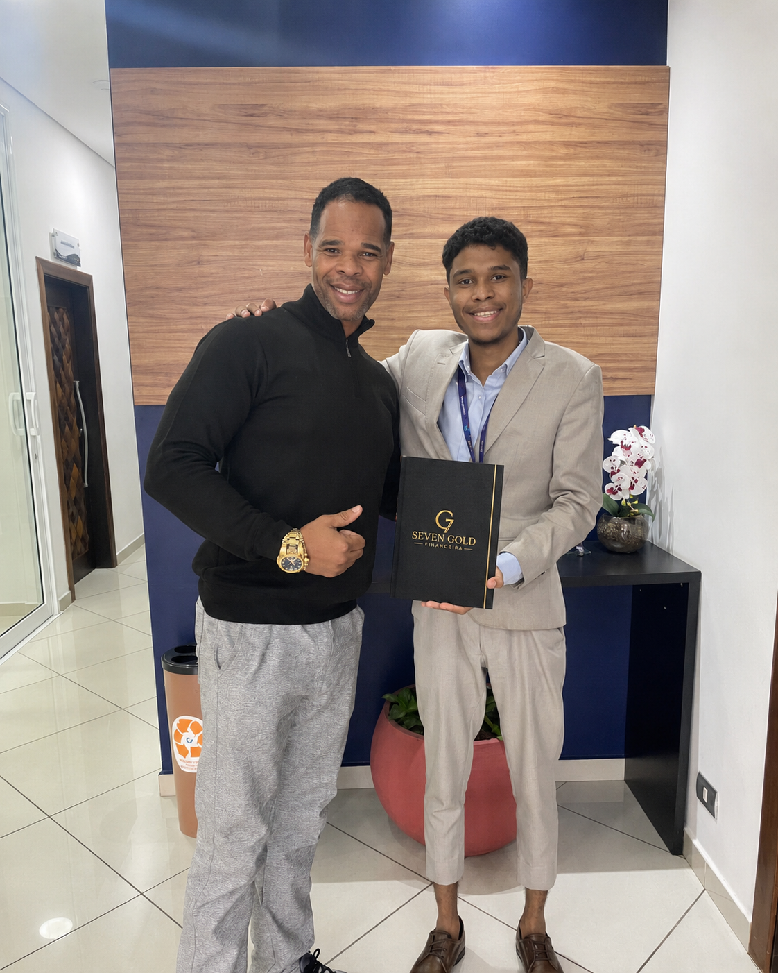 Cliente celebrando sua conquista com a Seven Gold