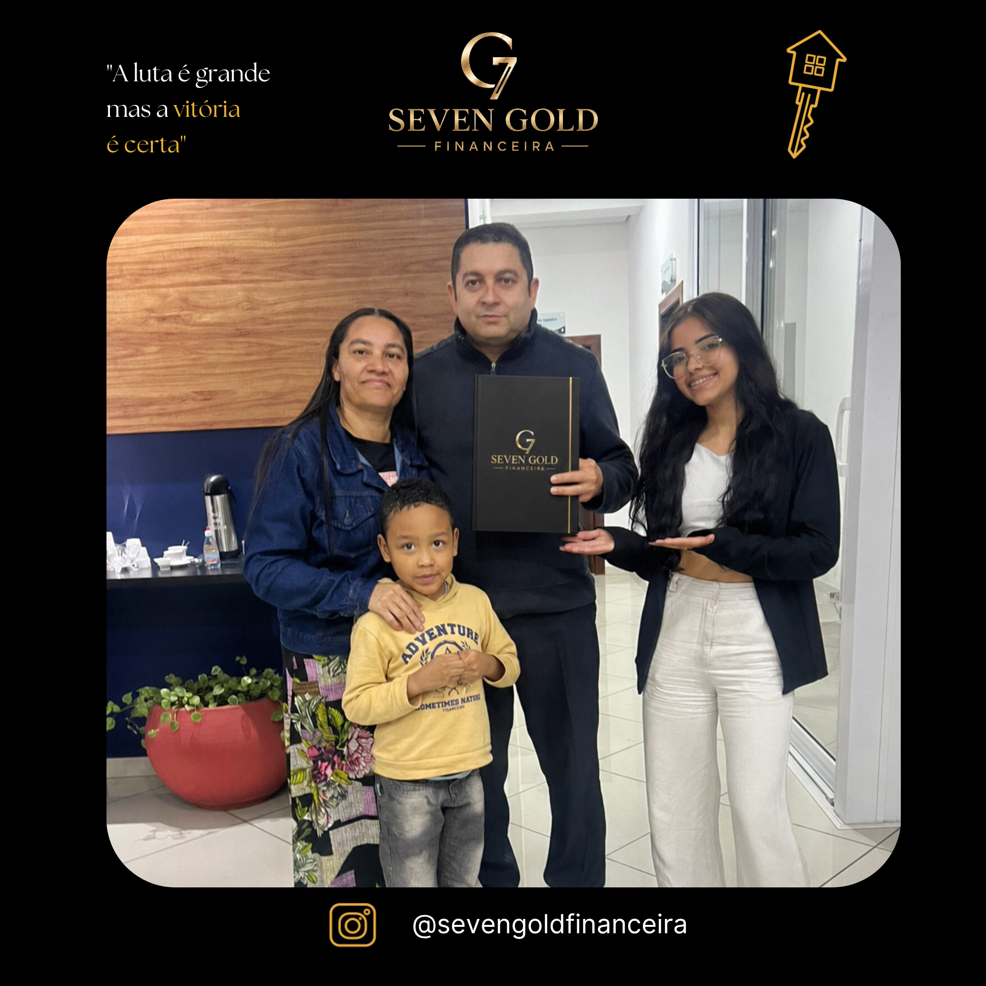 Família celebrando sua conquista com a Seven Gold