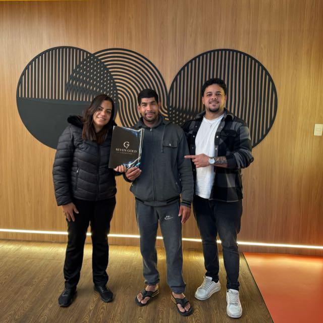 Clientes celebrando uma conquista com o especialista Atíla