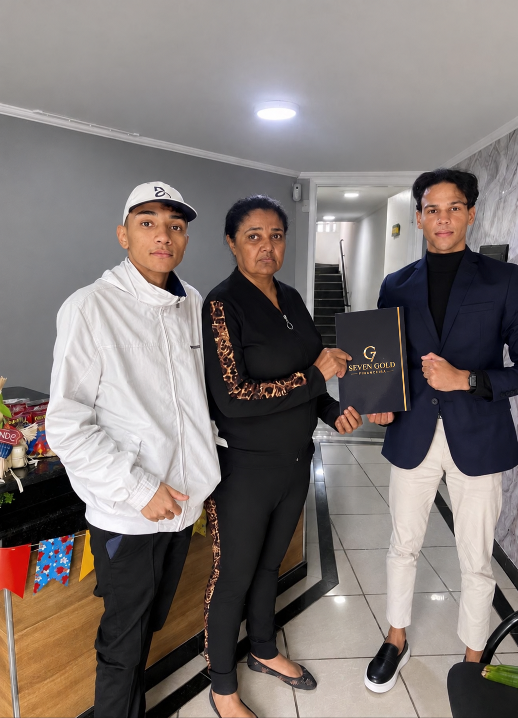 Clientes celebrando uma conquista com o especialista Israel