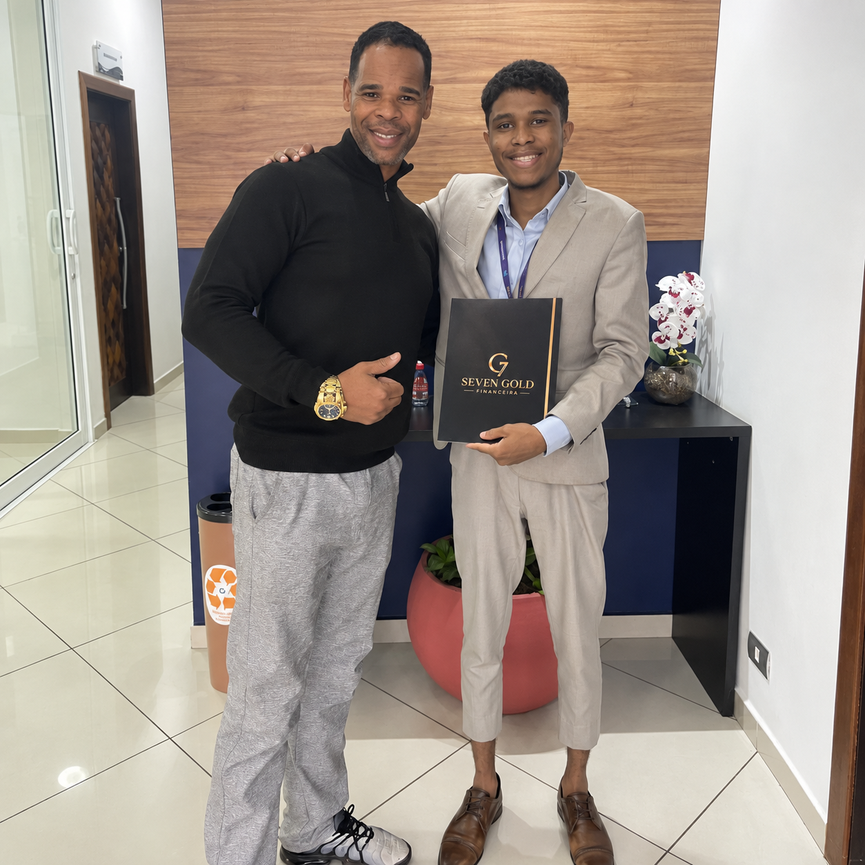 Cliente celebrando uma conquista com o especialista Jonatã